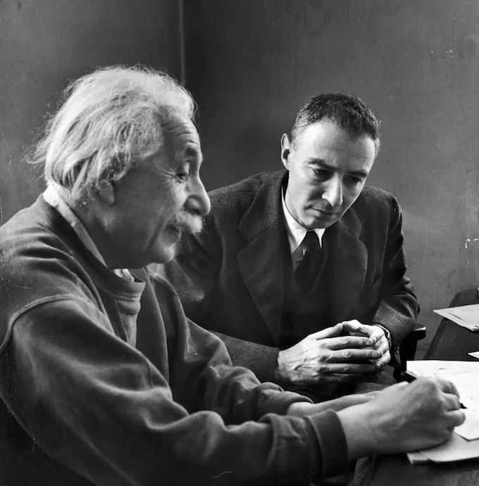 ▲1947年奥本海默与爱因斯坦在普林斯顿