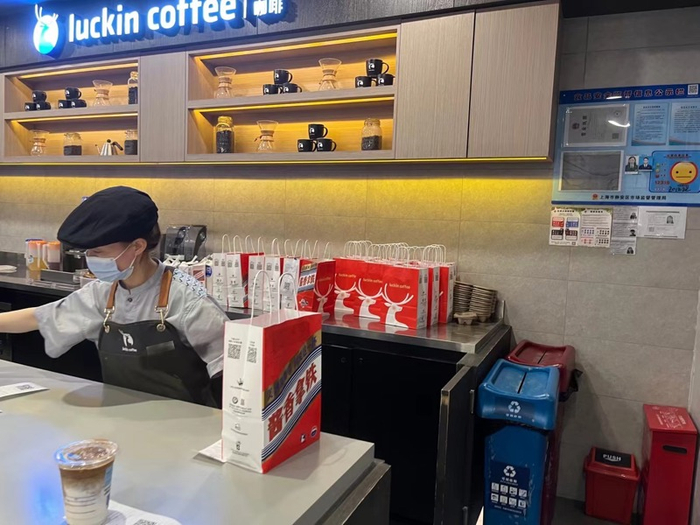 瑞幸门店“酱香拿铁”热销