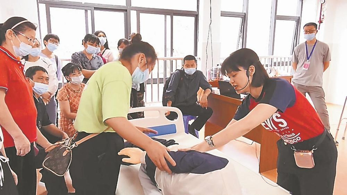 尤溪县组织待业群众参加老人照护培训。  彭传治 摄