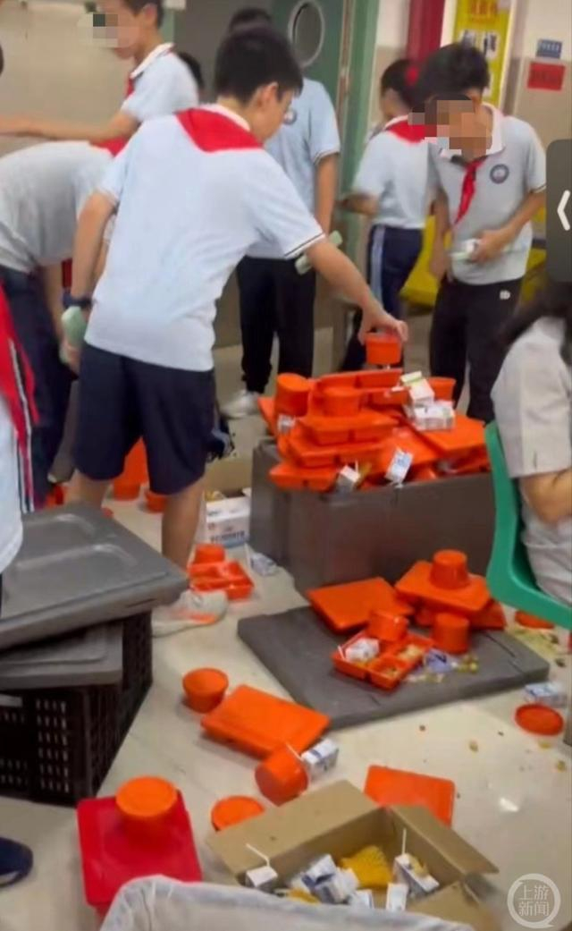 ▲学生就餐后餐具回收较为混乱。