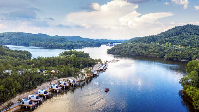 河南省南召县五朵山景区九龙湖蓼花汀船坞民宿群。王东摄