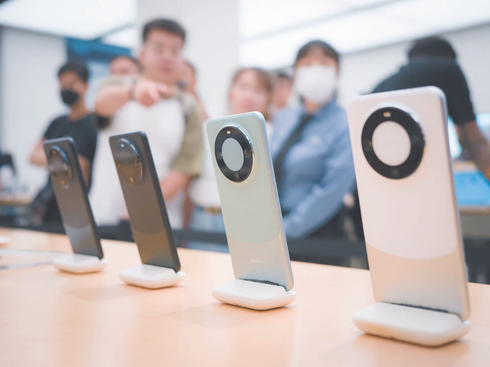     消费者在现场排队体验新机