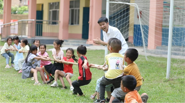 赖家益在学校带孩子们进行拔河比赛。受访者供图