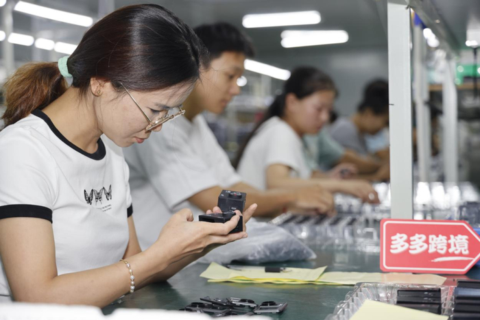 入驻跨境电商以来，李光喜专门成立了一条生产线负责多多跨境的店铺需求。（摄影 鲁力）