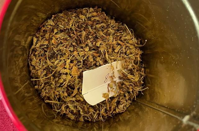 今年6月28日，耿志国制作的槐花茶。新京报记者 李木易 摄