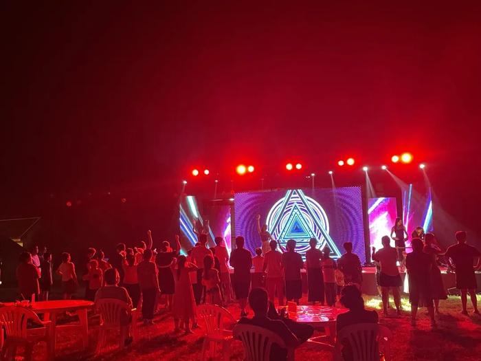 小满白山驿露营地开启首届户外蹦迪活动