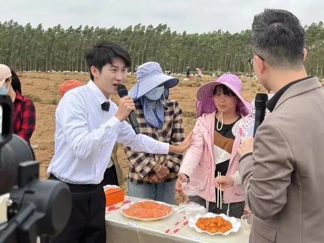 赖家益（左一）在红薯地里直播卖红薯。受访者供图