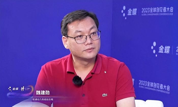 软通动力高级副总裁魏建勋接受现场媒体采访