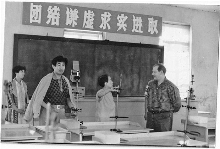 20世纪90年代，一些国外的教育工作者前来民主学校参观。