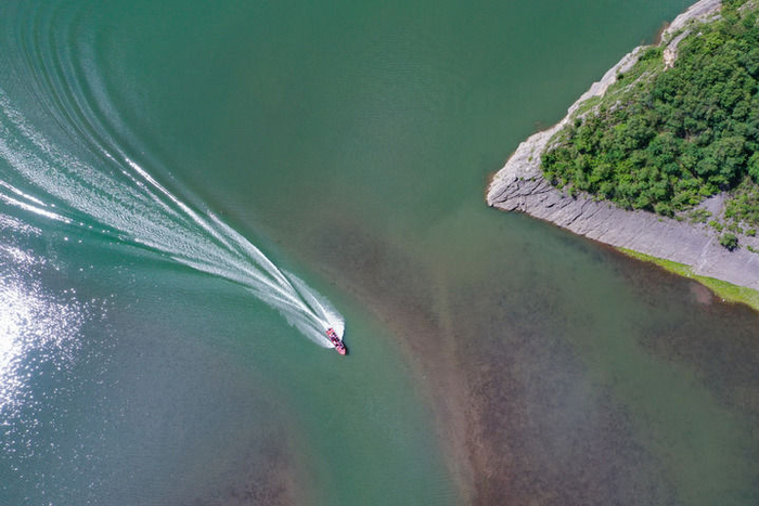 这是7月15日拍摄的冶力关旅游区天池冶海美丽风光。新华社记者 郎兵兵 摄