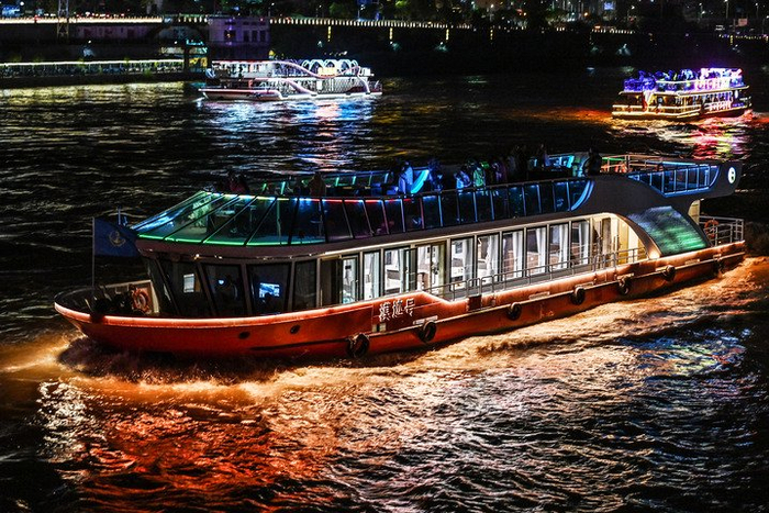 7月26日，兰州水运集团有限公司的游船行驶在黄河兰州段上。新华社记者 范培珅 摄