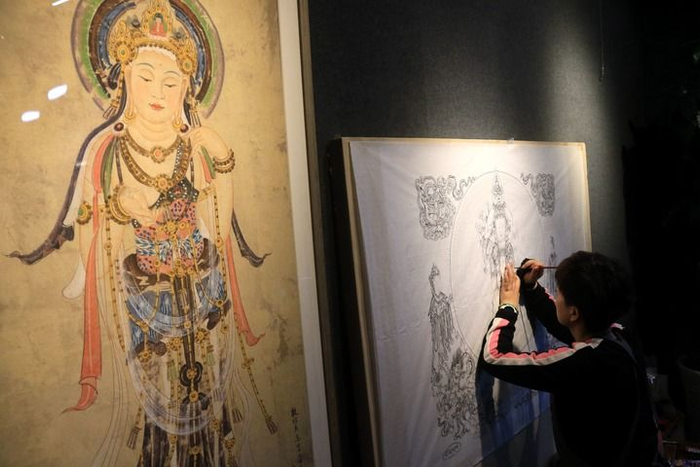 2月22日，在敦煌小镇鸣沙书院，来自陕西的学员吴恩梵学习敦煌壁画临摹技艺。新华社发（张晓亮 摄）