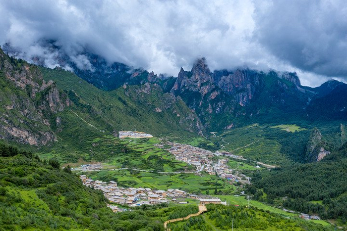 这是7月11日拍摄的群山环抱的扎尕那美丽风光。新华社记者 郎兵兵 摄