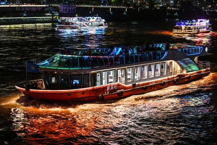 7月26日，兰州水运集团有限公司的游船行驶在黄河兰州段上。新华社记者 范培珅 摄