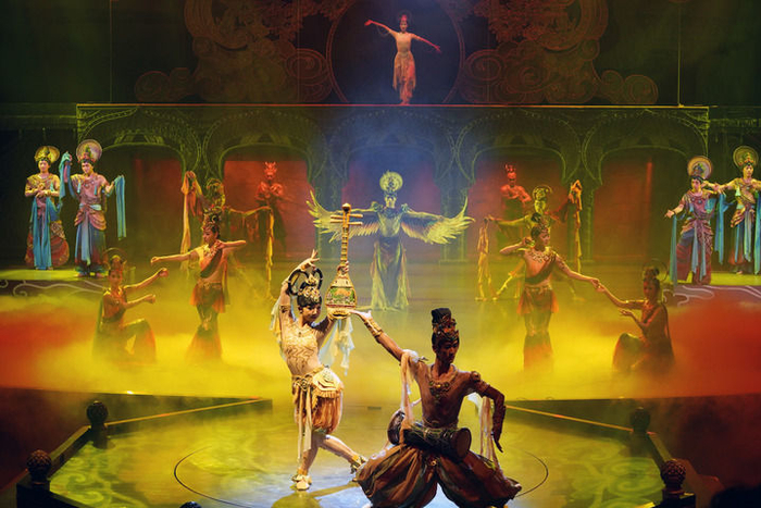 8月9日，演员在《乐动敦煌》中表演。新华社记者 马宁 摄