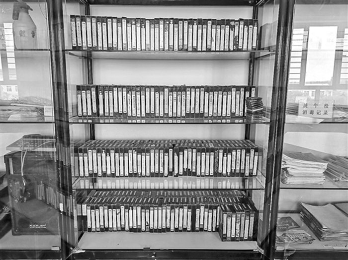 民主小学电教室里，存放着300多册录像带，里面记录了上世纪90年代学校师生生活、教学等情况。