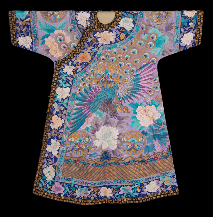 △大英博物馆，慈禧太后的孔雀牡丹纹衬衣。