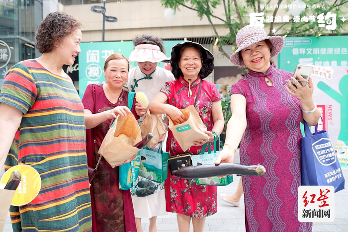 在现场以闲书换取蔬菜的市民