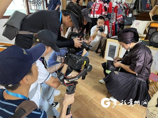 媒体记者采访王亨石