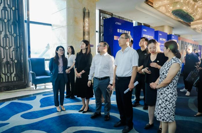 天津市工业和信息化局杨冬梅总经济师认为，专精特新企业应当借助阿里国际站等高质量专业平台实现数字化外贸，更好的走出去。