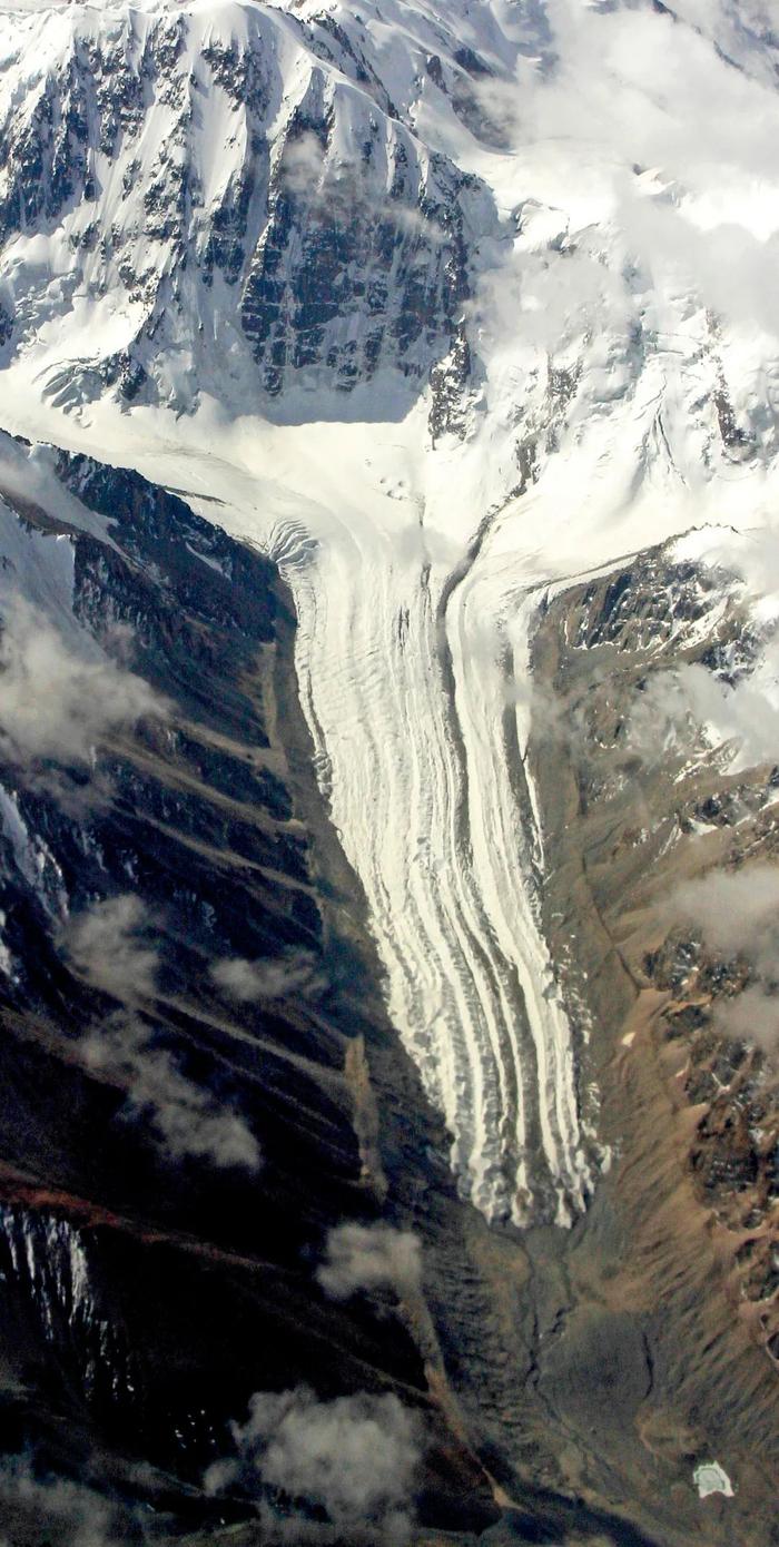 2022年5月，新疆伊犁的天山冰川。图/视觉中国