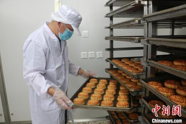 图为烘烤出炉的螺蛳粉月饼。林馨 摄