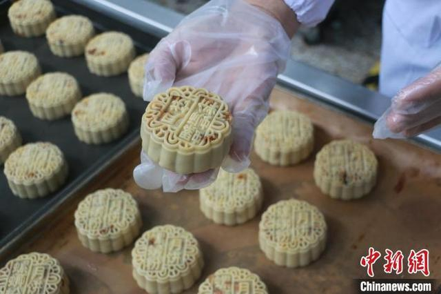 图为螺蛳粉月饼。林馨 摄