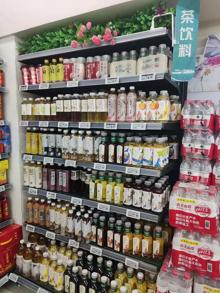 图/无糖茶饮料在超市内占据了一整个货架，来源/8月14日，燃次元拍摄于北京市丰台区一家物美超市