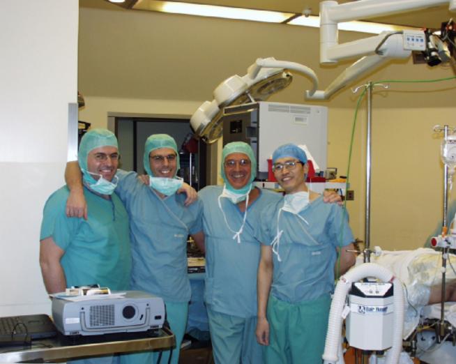 余家阔（右1）和Paessler教授（右2）在德国海德堡ATOS临床中心手术室