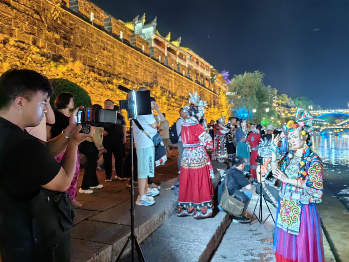 夜幕下的凤凰古城成了旅拍爱好者的网红打卡地。余知都/摄