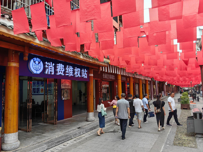 市场监管部门与消保委在景区设立消费维权服务站。余知都/摄