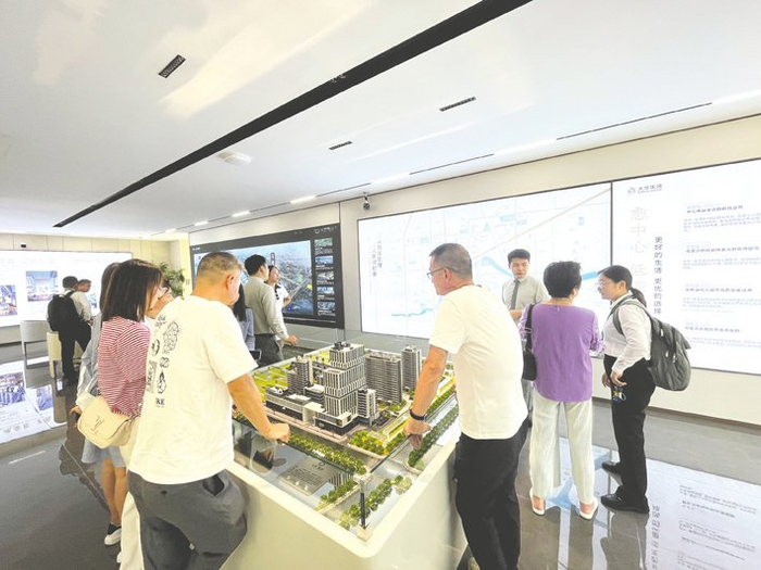 上海新政执行首日，某楼盘现场的看房者&nbsp;每经记者 刘颂辉 摄