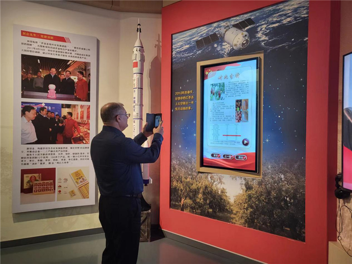 嘉宾在好想你红枣博物馆参观（王亚楠 摄）