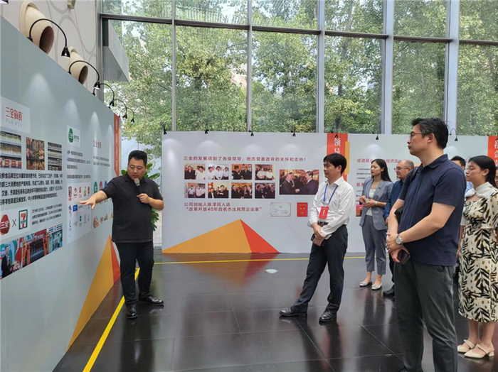 三全食品公司讲解员现场讲解（王亚楠 摄）