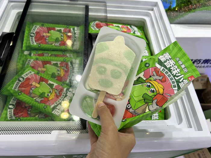 在国药集团旗下国药太极展区，藿香味小雪糕引发围观。