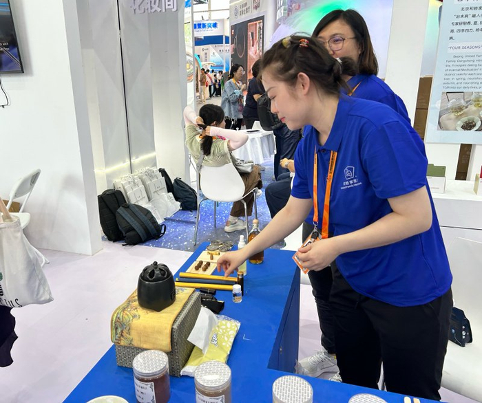 北京和睦家中西医结合医院工作人员热情讲解中医药文化。