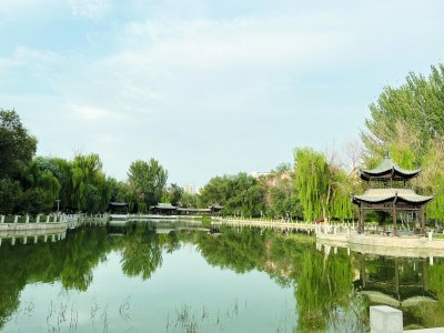     ▲哈密市哈密河湿地公园“十园两广场”之人民广场的风景。中国妇女报全媒体记者 肖婷/摄