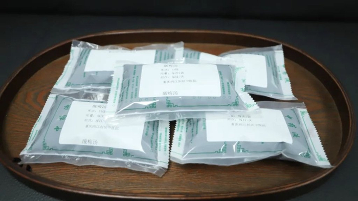 中药房熬制好的酸梅汤。医院供图