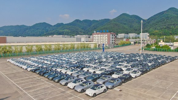 等待出口的新能源汽车。赛力斯汽车供图 华龙网发