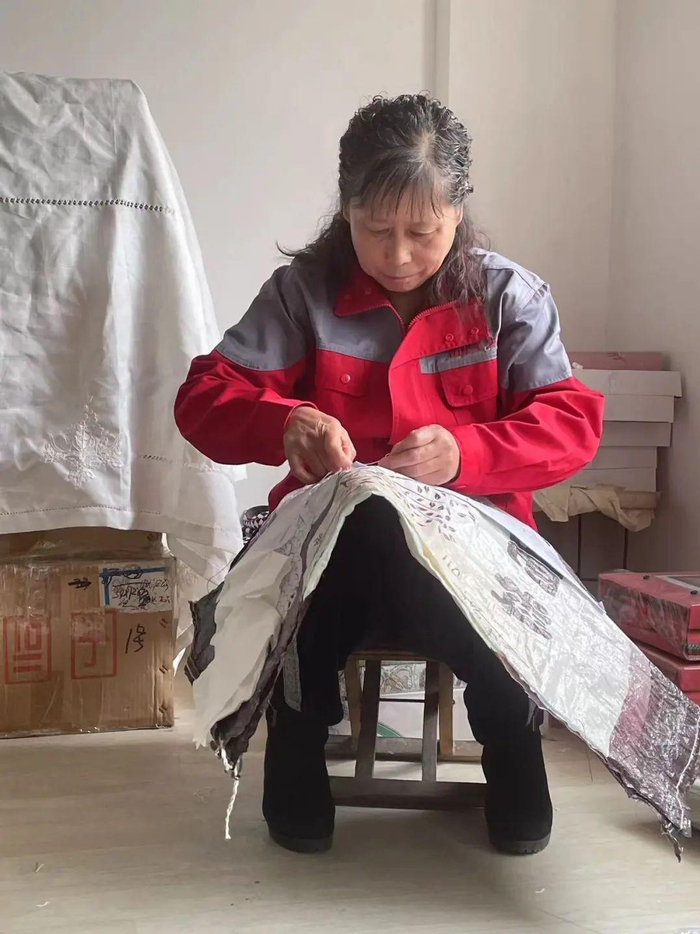 制作手工花边的工人
