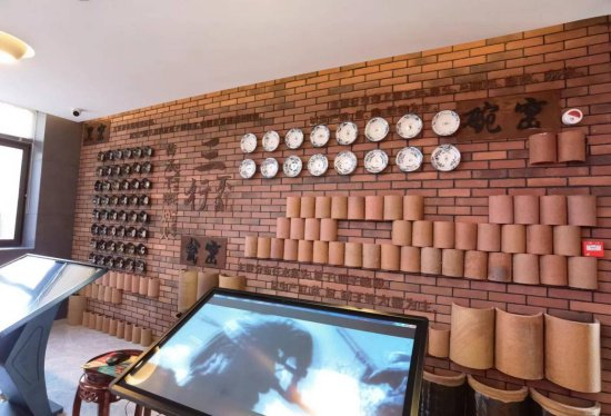 图为陈炉古镇游客中心室内展示墙