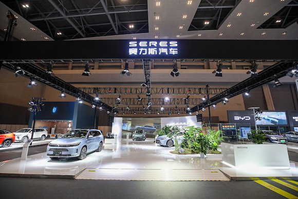 智博会现场展出的赛力斯汽车。赛力斯汽车供图 华龙网发