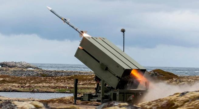 “国家先进地对空导弹系统”（NASAMS）开火瞬间 资料图 图源：美国“动力”网站