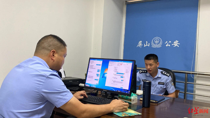 ▲识破骗局的蒋茂华（左）不动声色，与骗子展开周旋