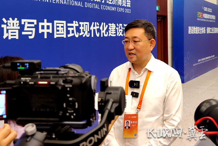 中国移动通信集团河北有限公司党委副书记、副总经理刘克飞接受采访。长城网·冀云客户端记者 烟成群 摄