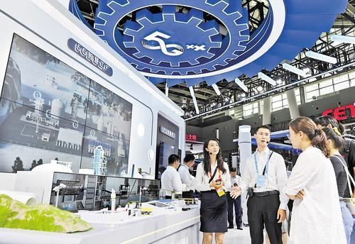     9月6日，在2023中国国际数字经济博览会上，工作人员向观众介绍5G智慧工厂。 河北日报记者 史晟全摄
