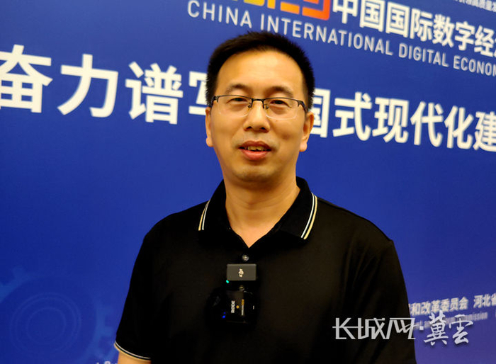 河北敬业钢铁有限公司数字智联部部长杨正宇接受采访。长城网·冀云客户端记者 烟成群 摄