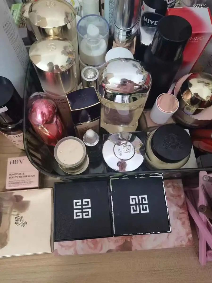 图/芊芊的化妆台上摆着两盒纪梵希散粉
