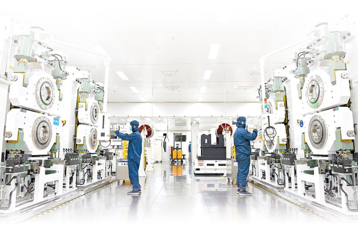 浙江省东阳市横店镇东磁高新产业园区内，员工们在智能搬运小车的配合下忙碌生产锂电池。图片来源：视觉中国