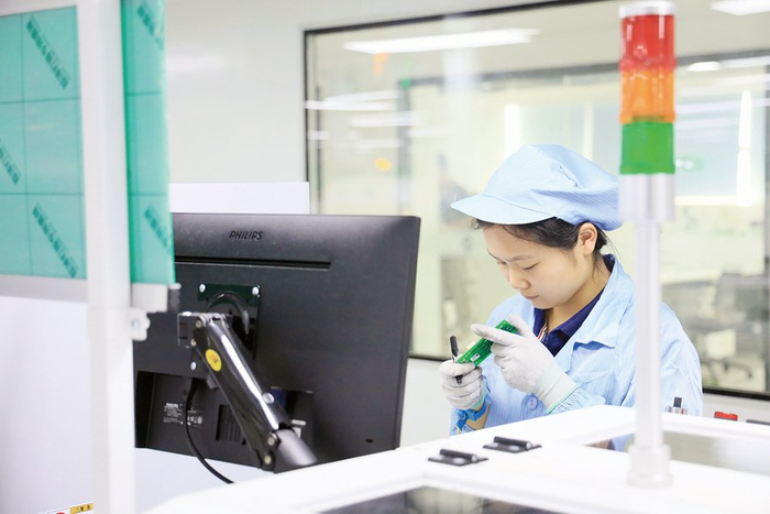 福建星云电子股份有限公司工人在检测产品部件。林新榕 摄